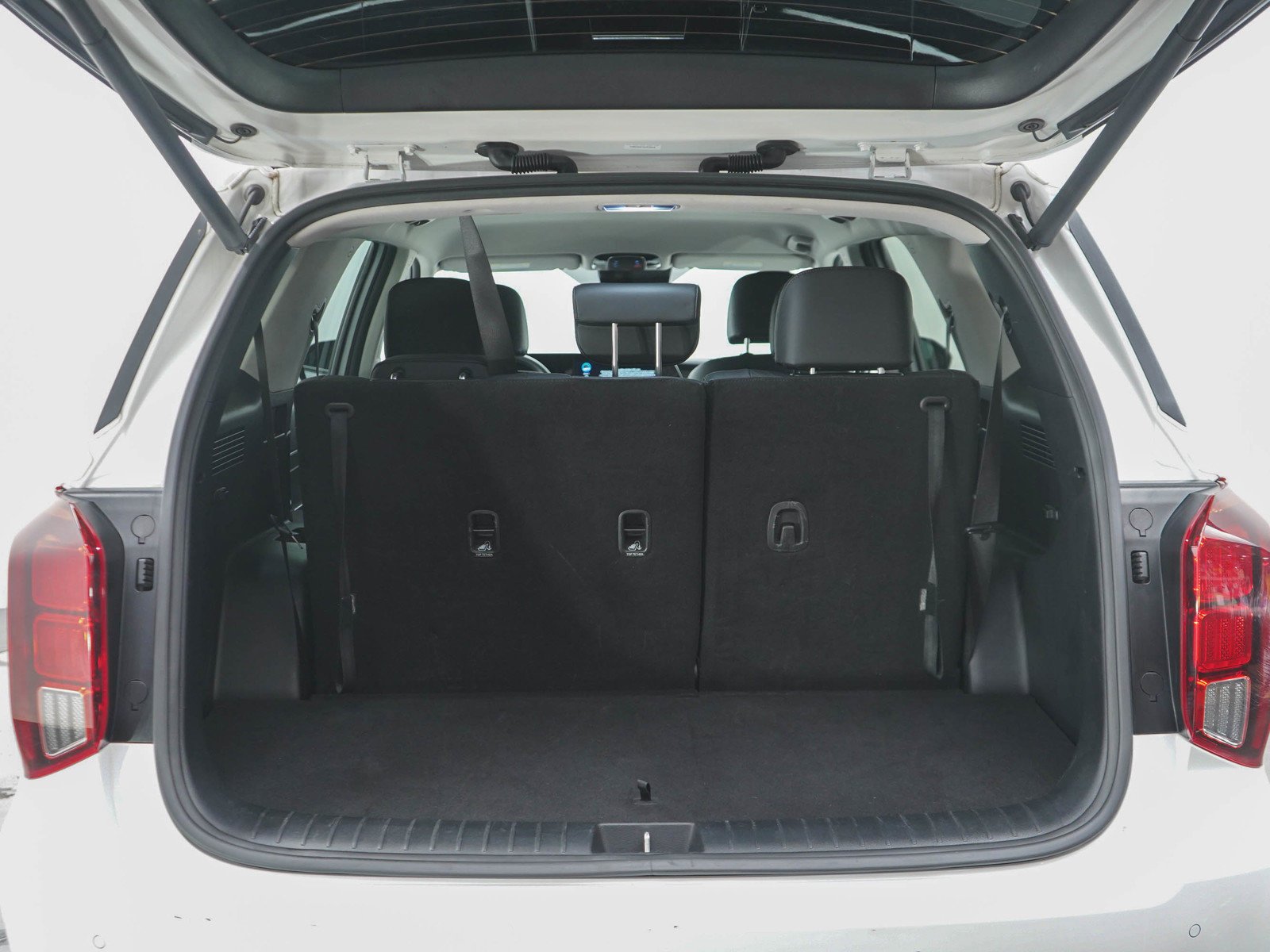 Used 2025 Hyper White Hyundai SEL AWD image 17