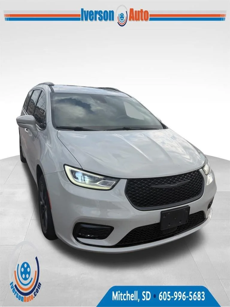 Used 2021 Luxury White Pearlcoat Chrysler Touring L image 4