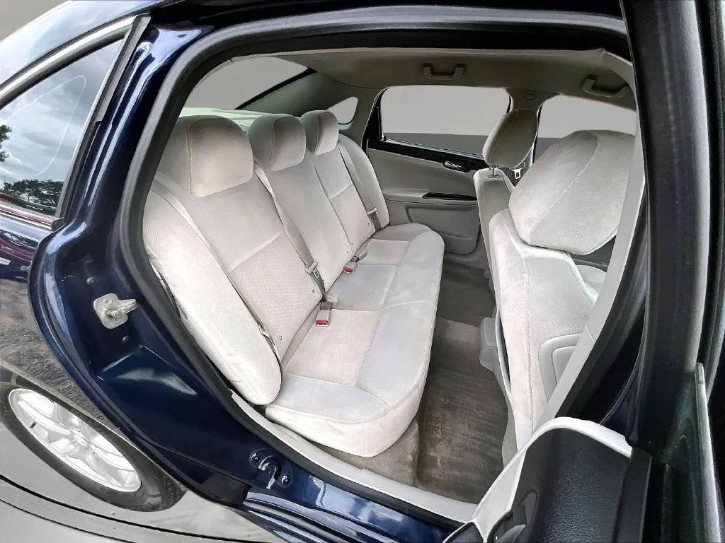 Used 2009 Blue Chevrolet LS image 25