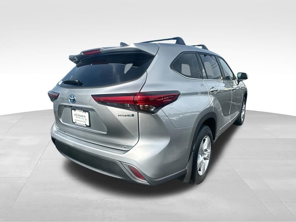 Used 2023 Silver Toyota LE image 8