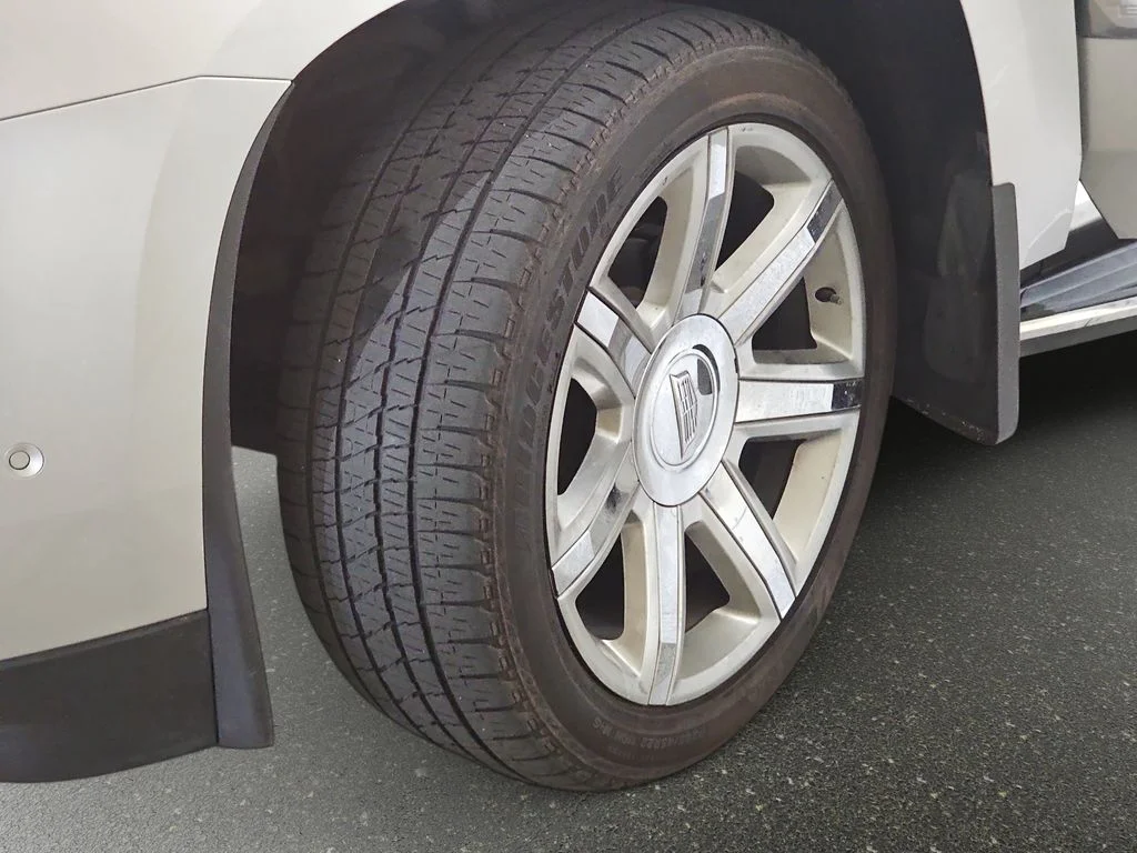 Used 2017 Silver Cadillac Luxury image 34