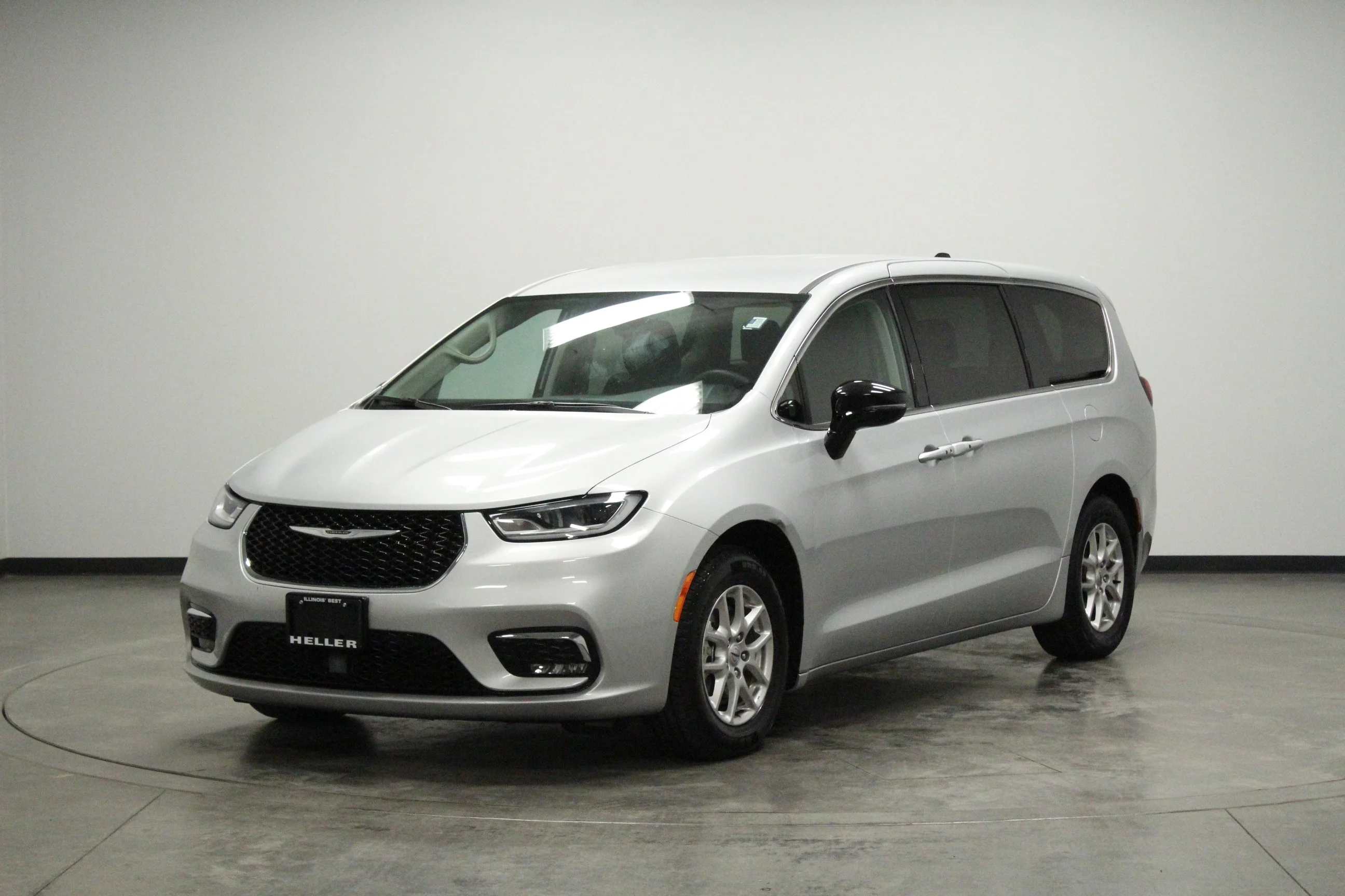 Used 2024 Silver Mist Clearcoat Chrysler Touring L image 4