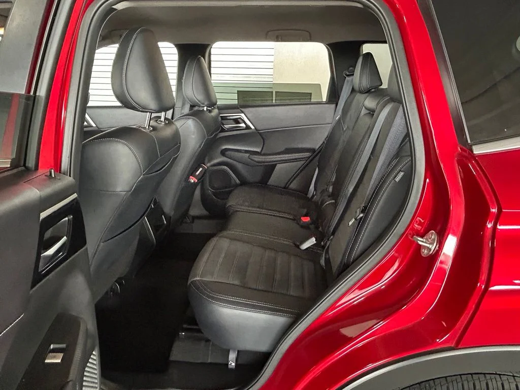 Used 2024 Diamond Mitsubishi SE Black Edition image 47
