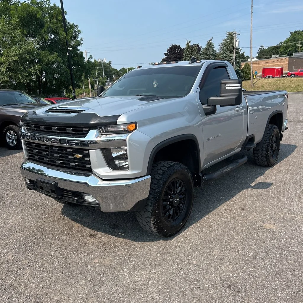 Used 2022 Silver Ice Metallic Chevrolet LT image 4