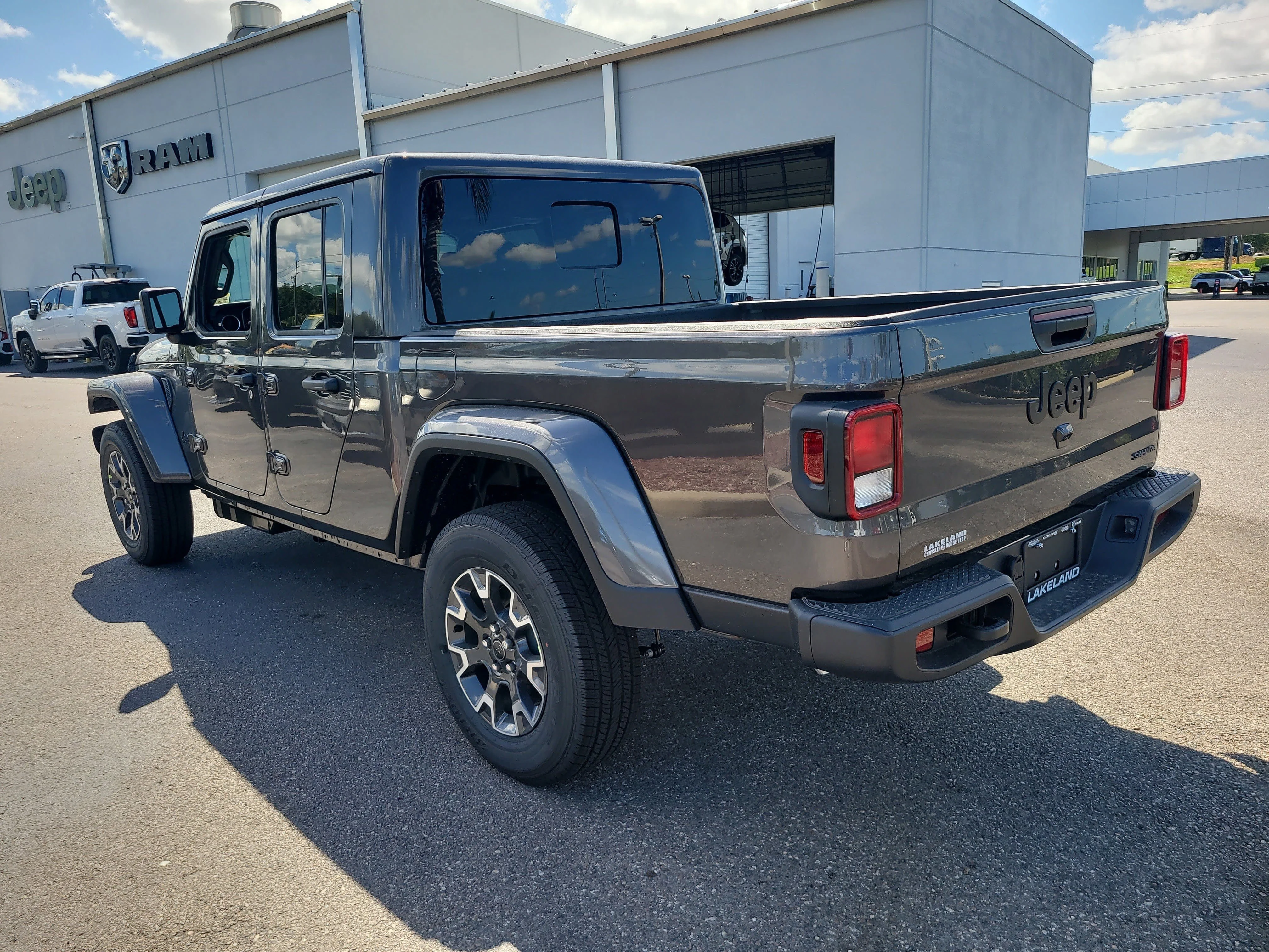 New 2026 Granite Crystal Metallic Clearcoat Jeep Sahara image 8