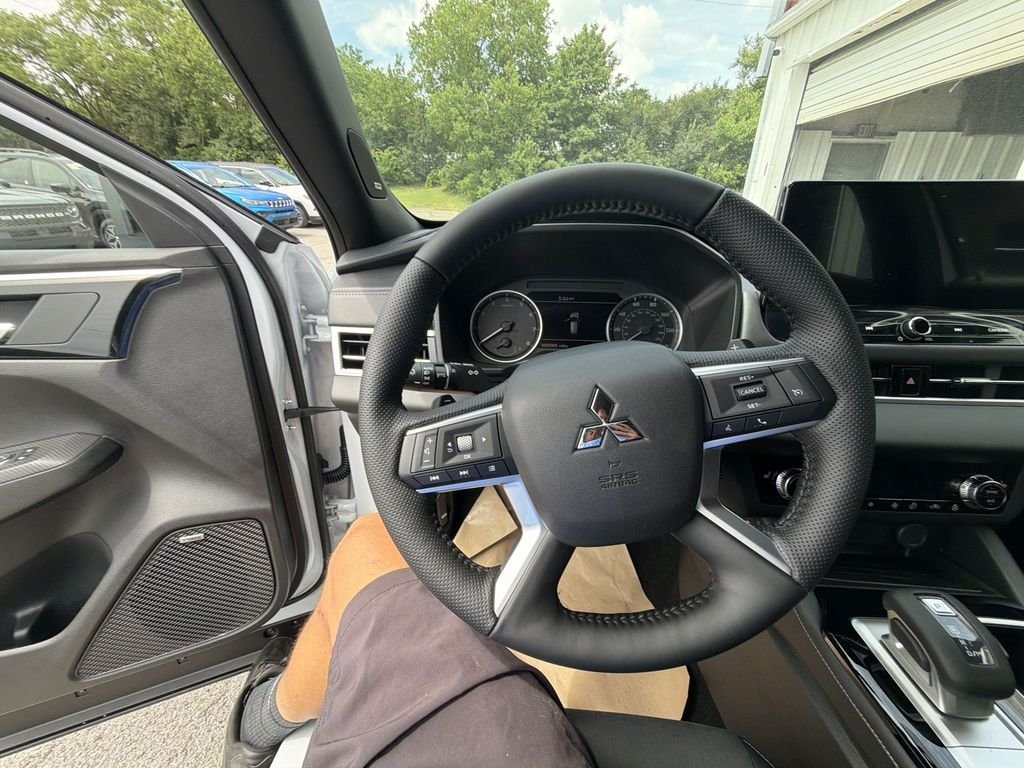 New 2026 White Mitsubishi LE image 14