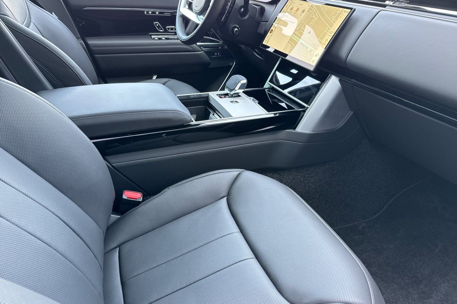 New 2026 Santorini Black Land Rover SE image 17