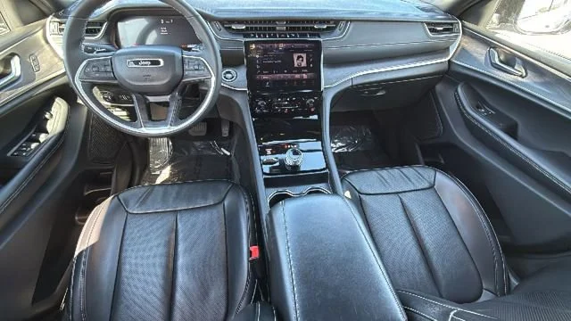 Used 2024 Silver Jeep Limited 4x4 image 26