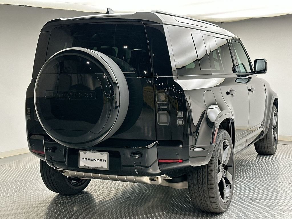 New 2026 Santorini Black Metallic Land Rover X-Dynamic SE image 3