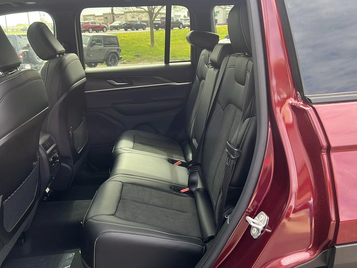 New 2026 Velvet Red Pearl-Coat Exterior Paint Jeep Laredo Altitude image 20