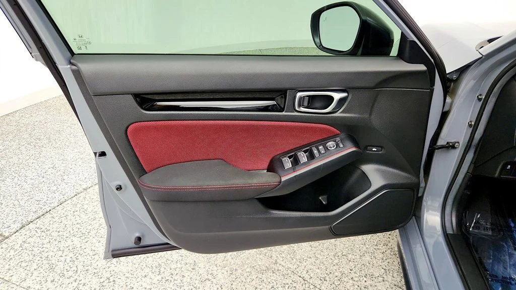 Used 2025 Urban Gray Pearl Honda Manual image 11