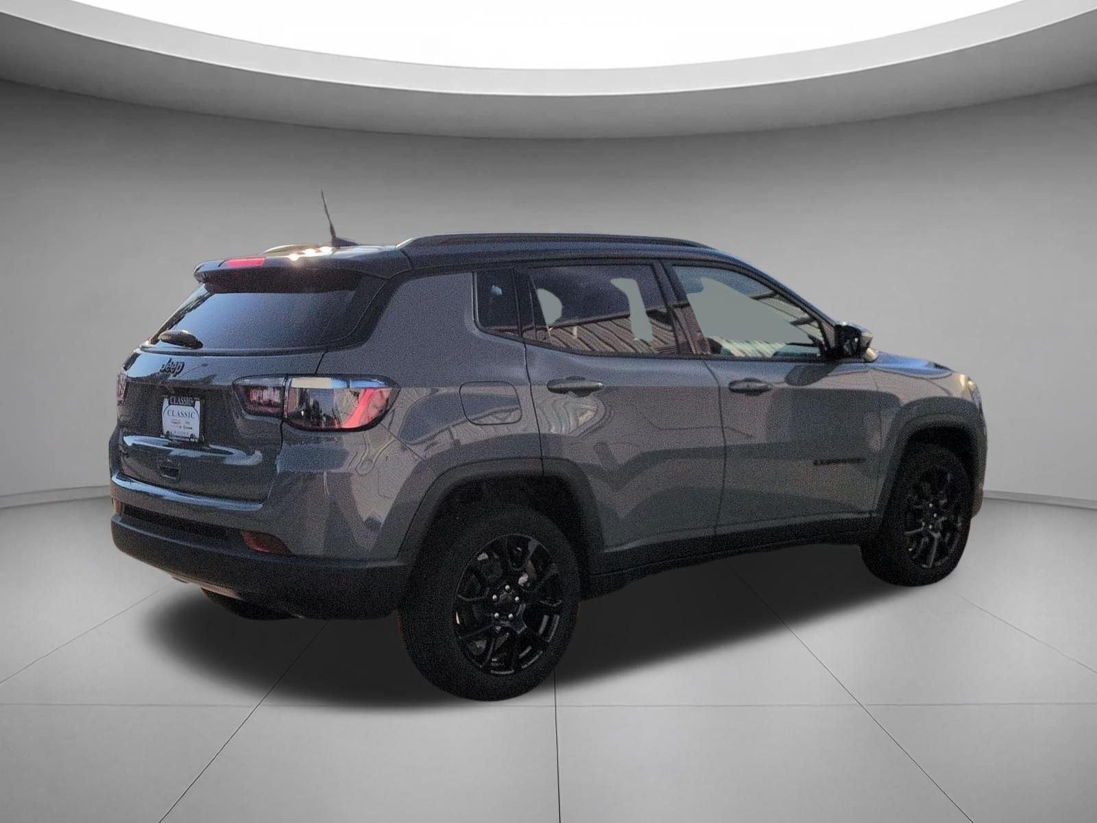 Used 2024 Baltic Gray Metallic Clearcoat Jeep Latitude image 5