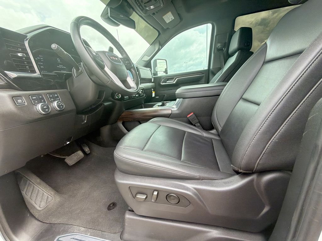 Used 2025 White GMC SLT image 20