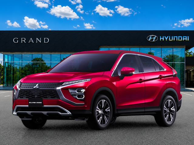 Used 2022  Mitsubishi SE image 1