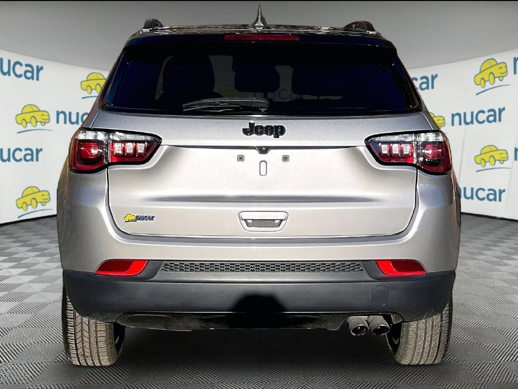 Used 2022 Silver Jeep Latitude image 5