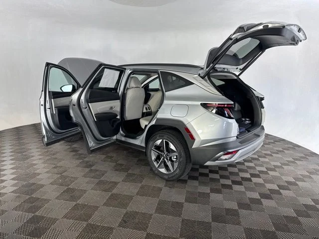 Used 2025 Silver Hyundai SEL Convenience image 21