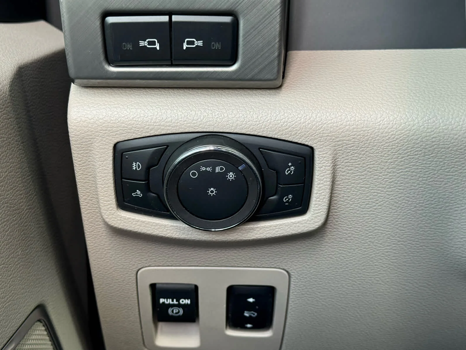 Used 2019  Ford Limited image 15