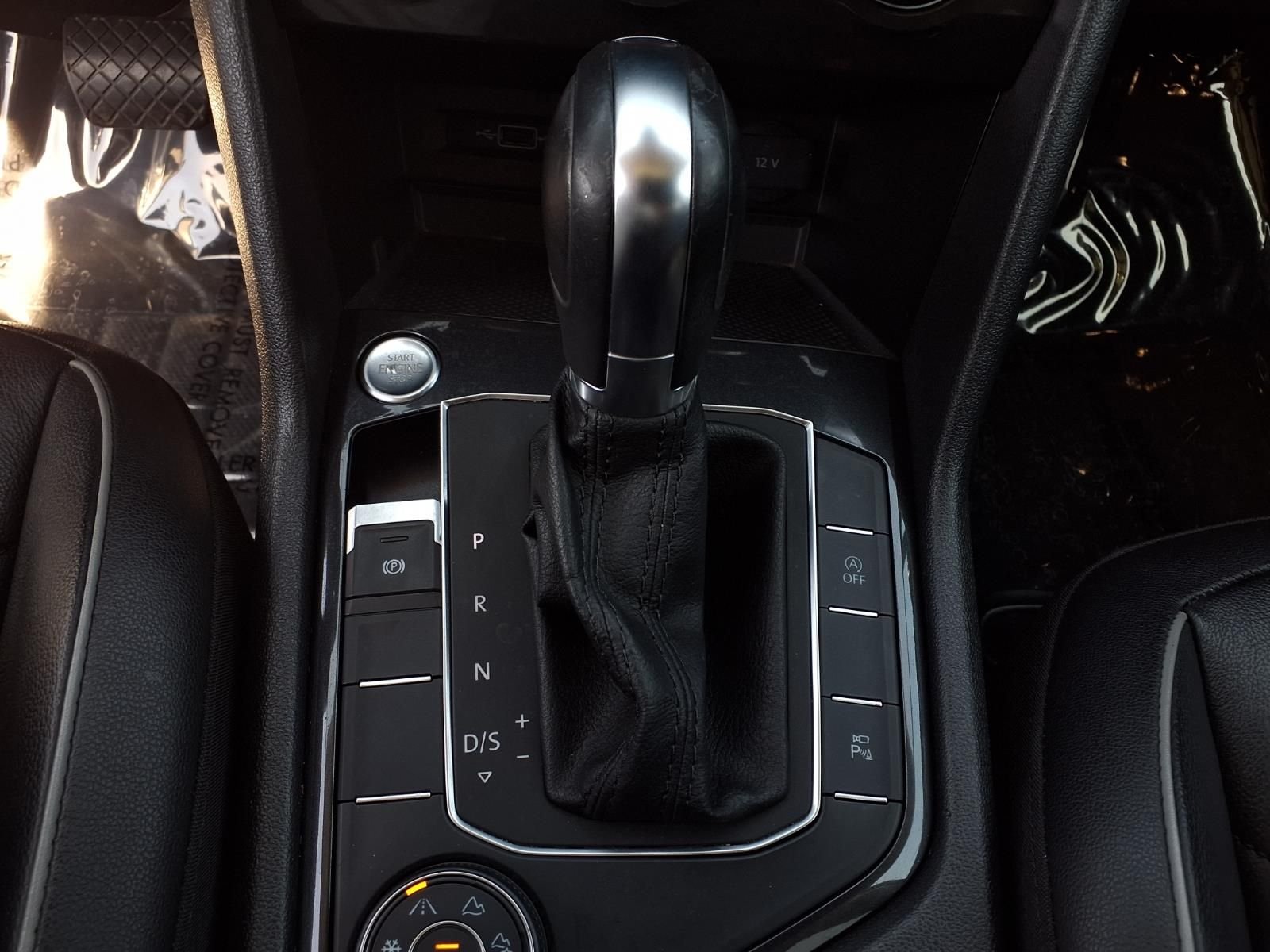 Used 2019 Black Volkswagen 2.0T SEL Premium image 12