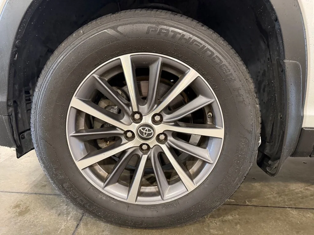 Used 2019 Silver Toyota XLE image 24