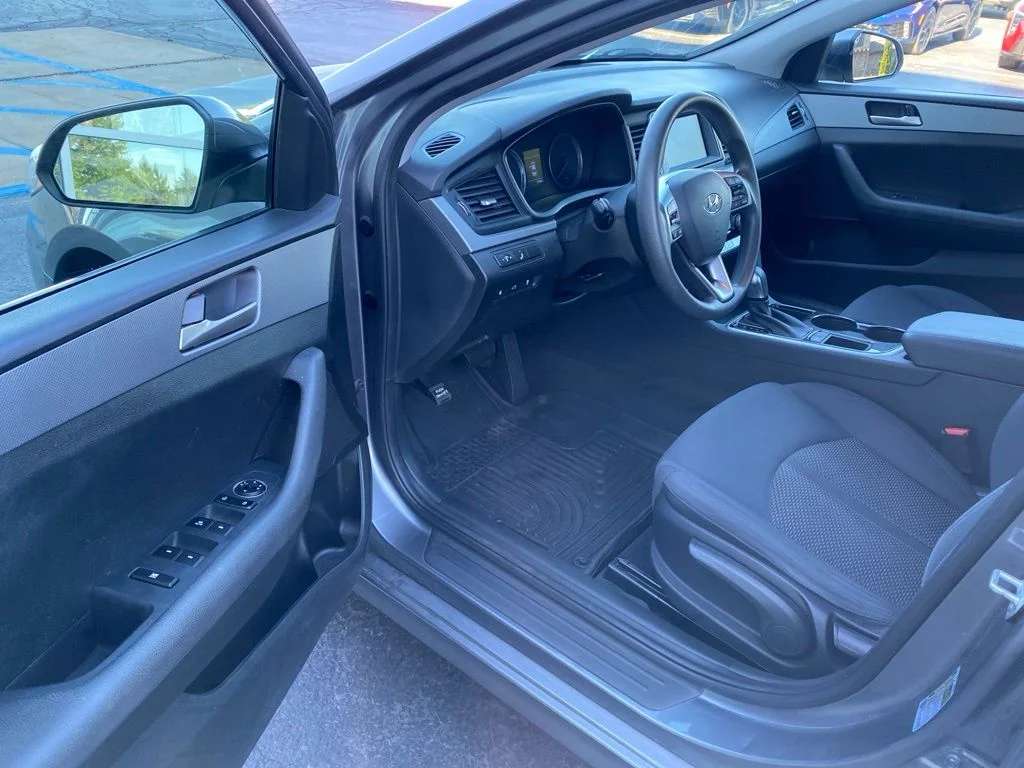 Used 2019 Machine Gray Hyundai SE image 14