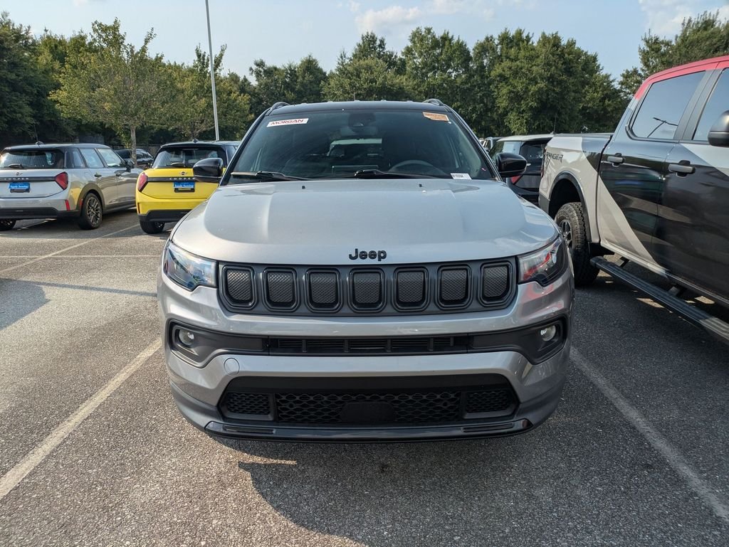 Used 2022 Silver Jeep Latitude image 4