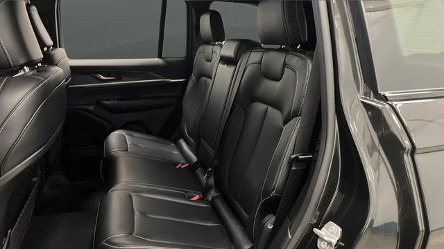 Used 2025 Pearlcoat Jeep Limited image 21