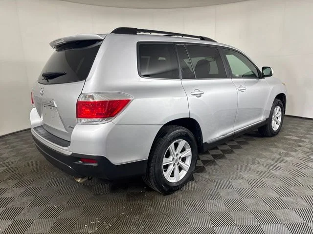 Used 2013 Classic Silver Metallic Toyota SE image 3