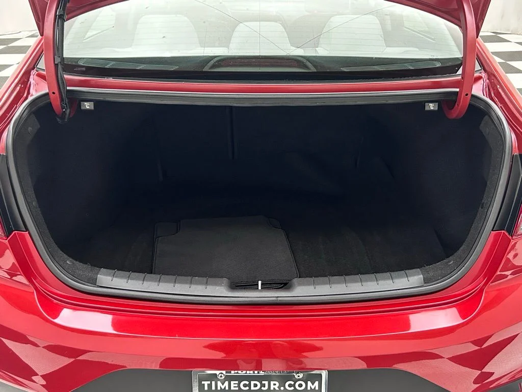Used 2019 Red Hyundai SE image 9