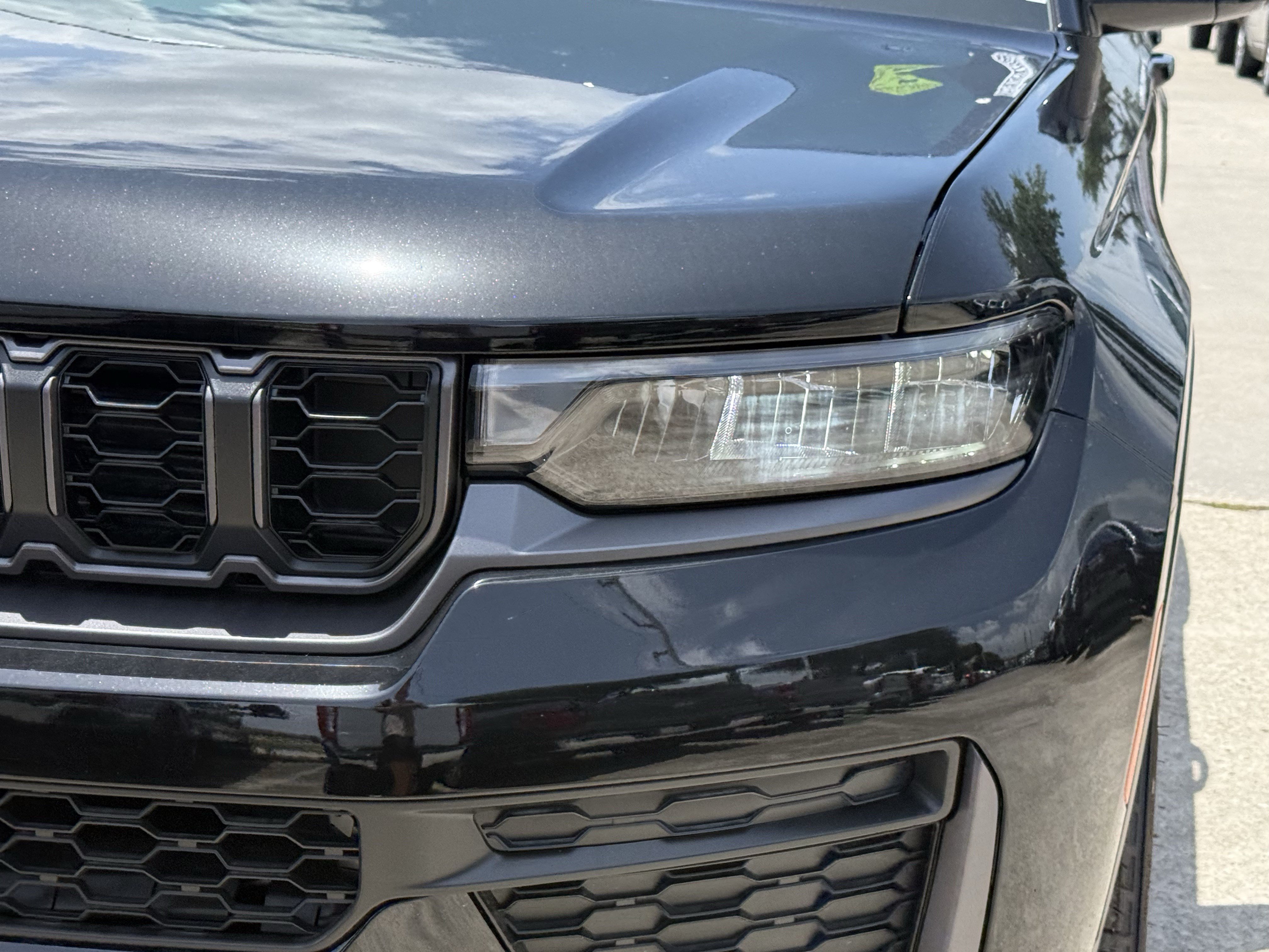 New 2026 Diamond Black Crystal Pearl-Coat Exterior Paint Jeep Laredo Altitude image 7