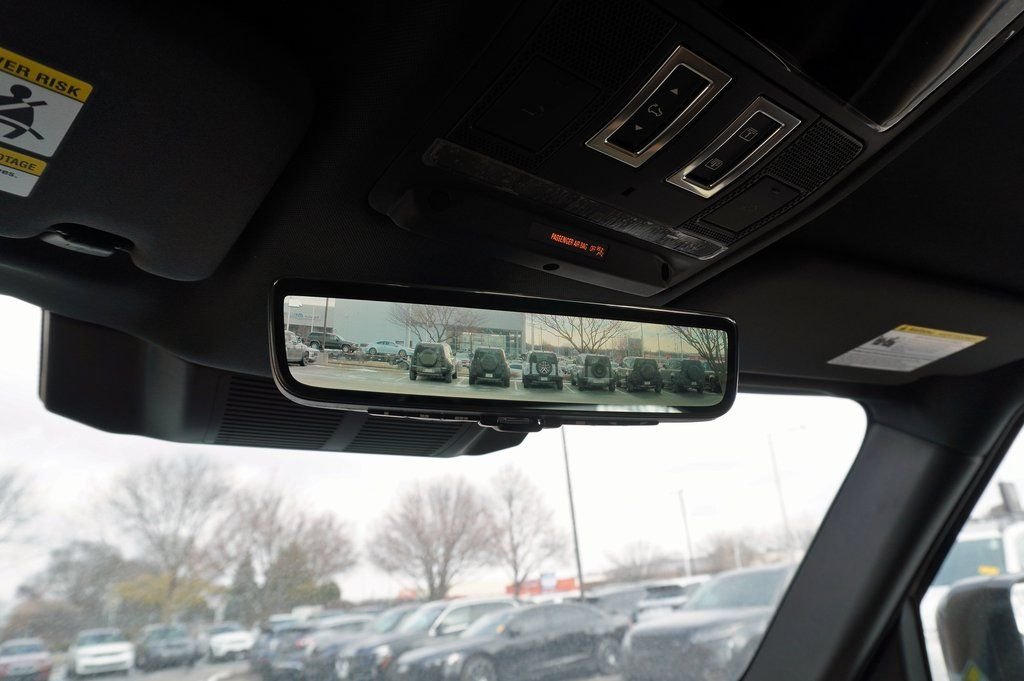 Used 2026 White Land Rover X-Dynamic SE image 21