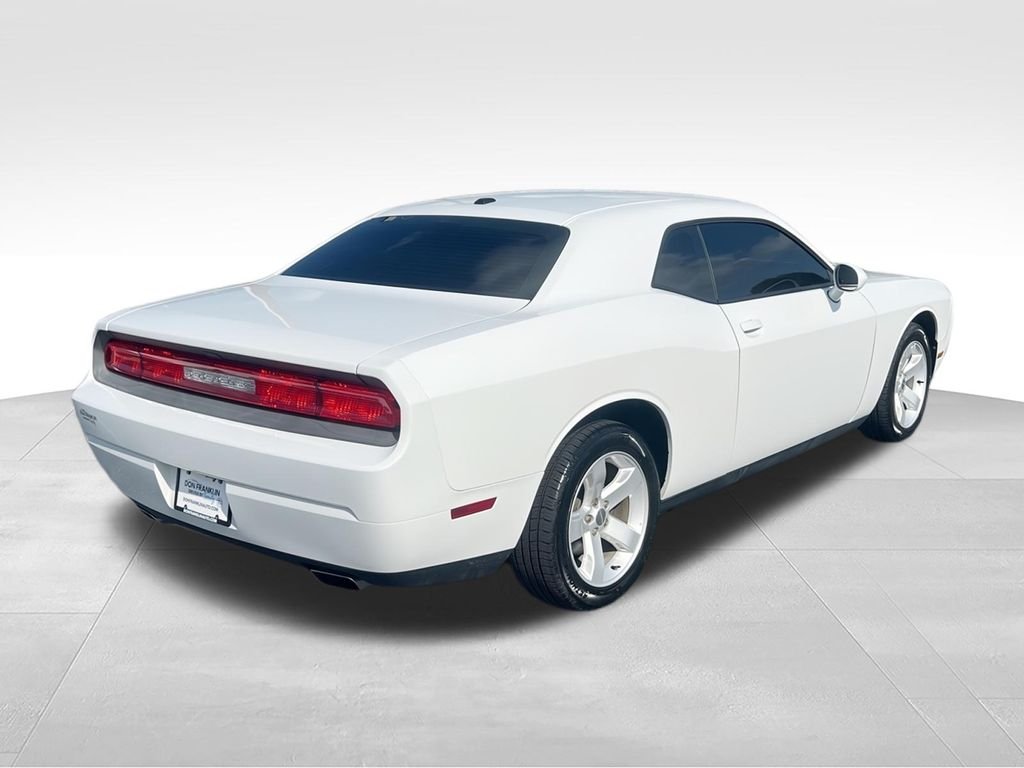 Used 2014 White Dodge SXT image 8