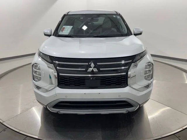 Used 2025 White Mitsubishi SE image 8