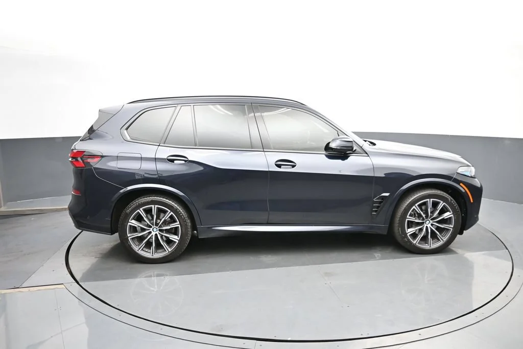 Used 2025 Black BMW xDrive40i image 3
