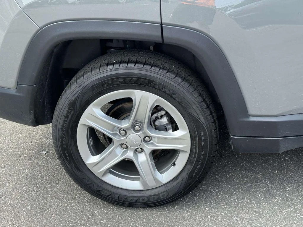 Used 2024 Sting-Gray Clearcoat Jeep Latitude 4x4 image 9