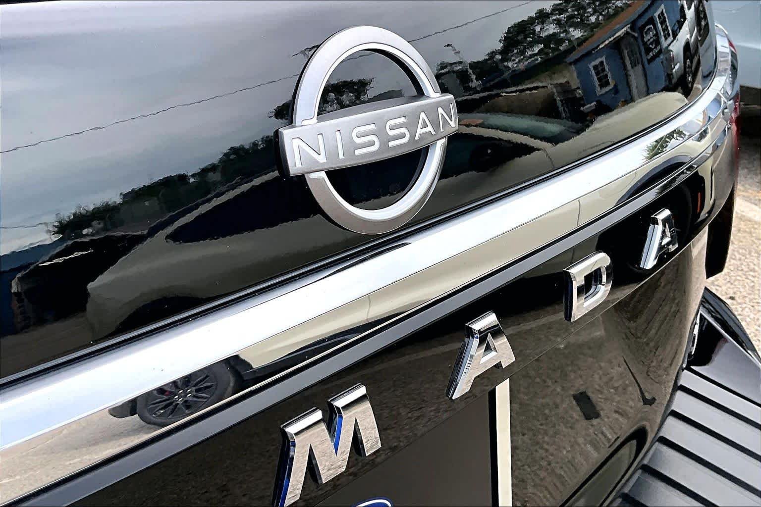 Used 2023 Super Black Nissan Platinum image 33