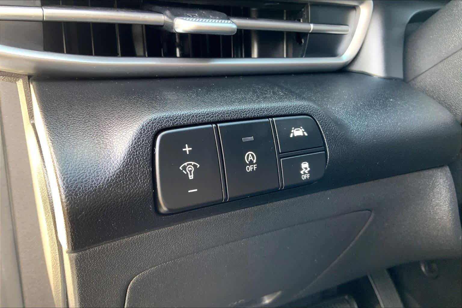 Used 2021 Quartz White Hyundai SE image 36