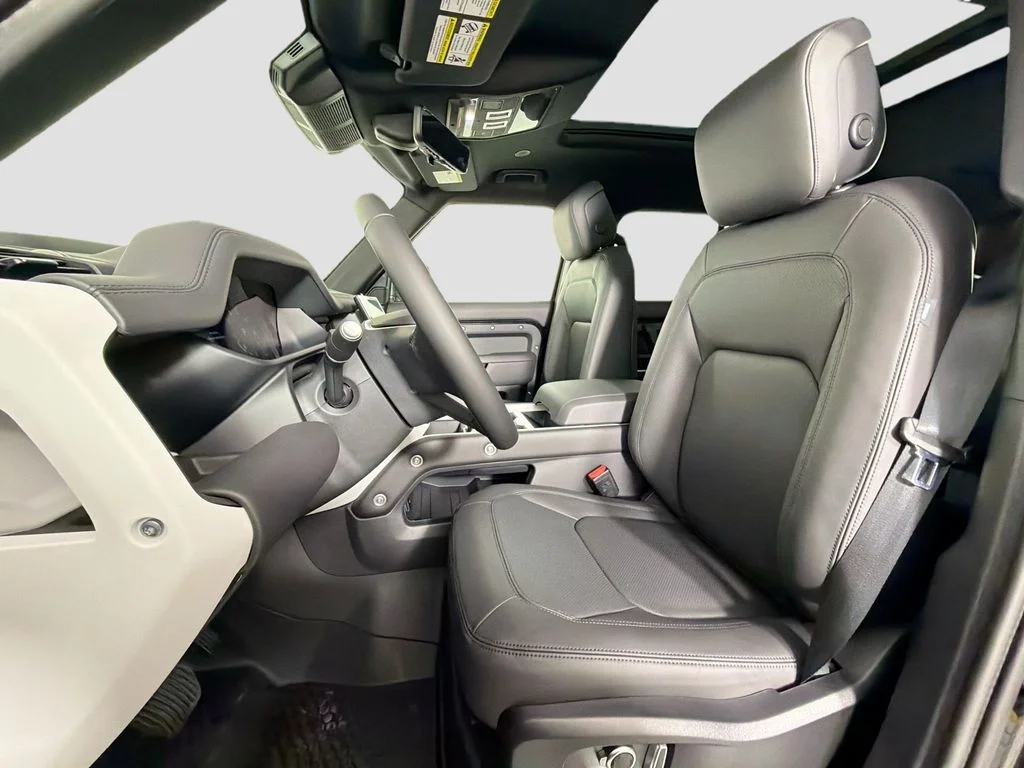 New 2026 Santorini Black Land Rover X-Dynamic SE image 22