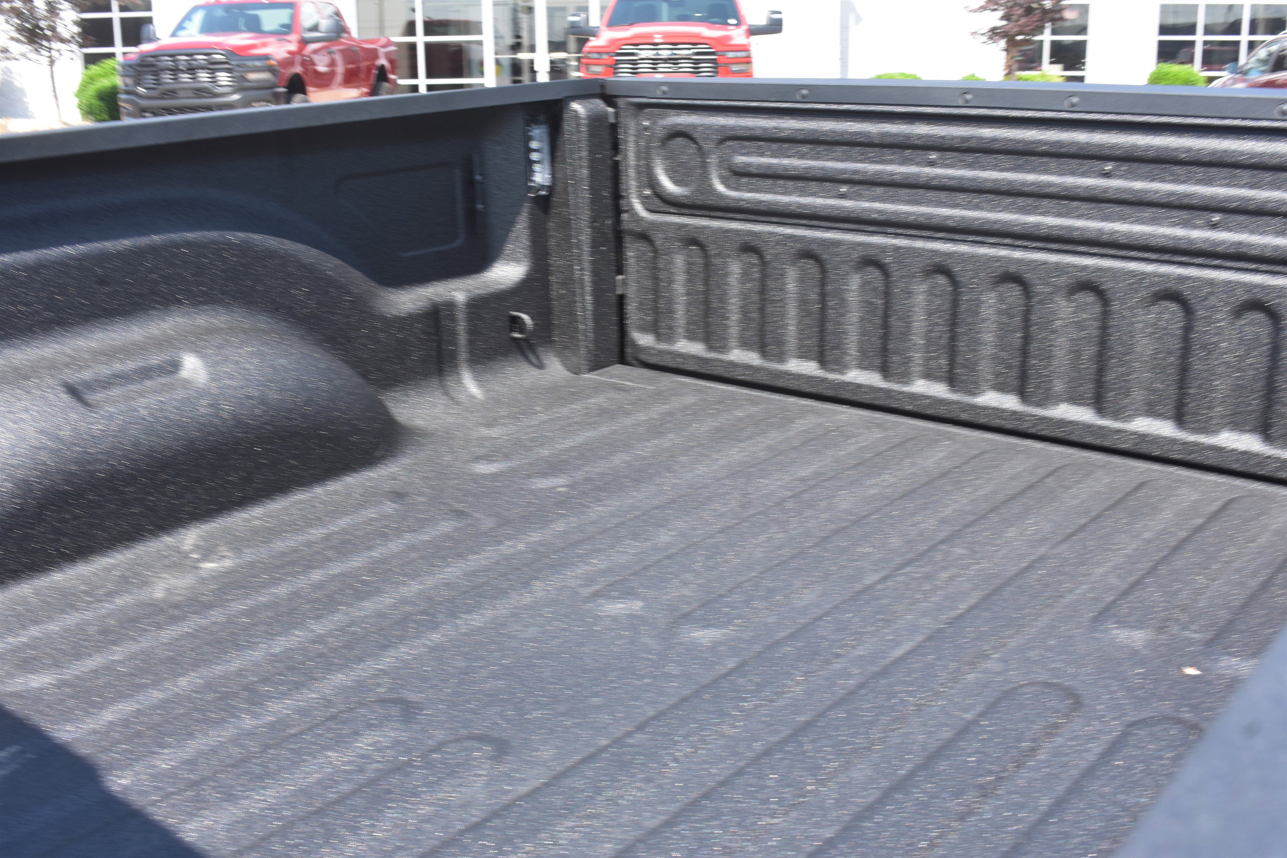 New 2026 Diamond Black Crystal Pearl-Coat Exterior Paint RAM Tradesman image 12