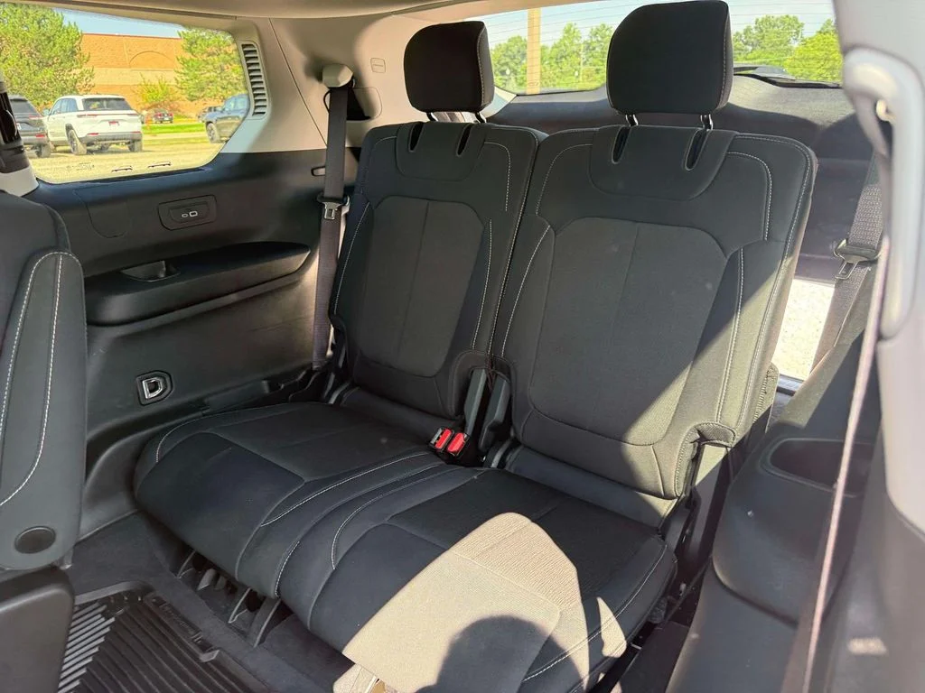Used 2023 White Jeep Laredo image 12