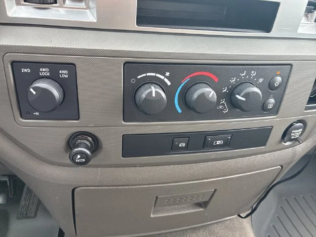 Used 2007 White Dodge SLT image 23
