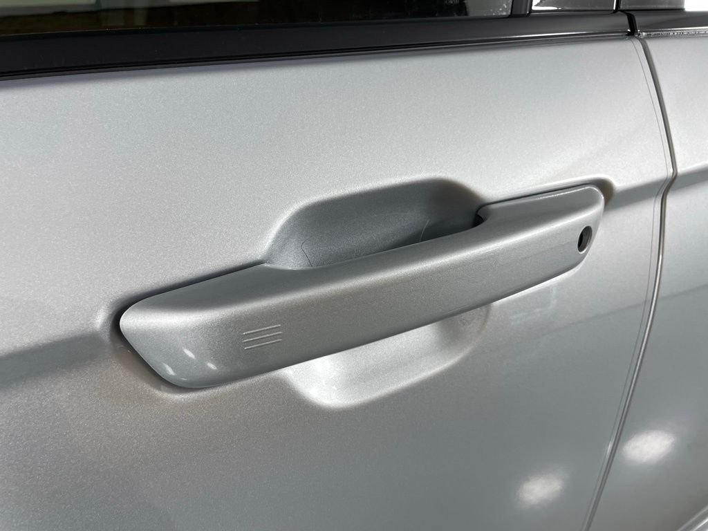 New 2025 Silver Zynith Exterior Paint Jeep Limited image 12