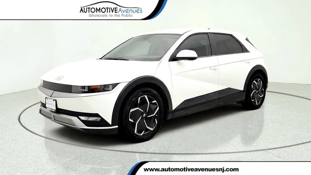 Used 2024 Atlas White Hyundai SEL RWD image 1