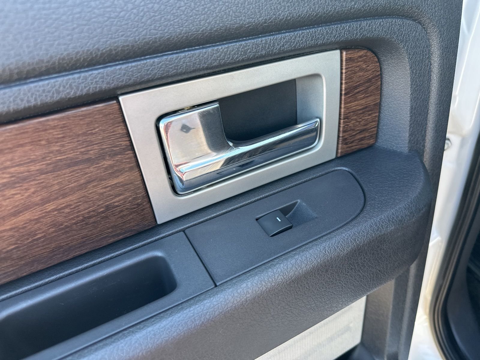Used 2014 White Ford Lariat image 27
