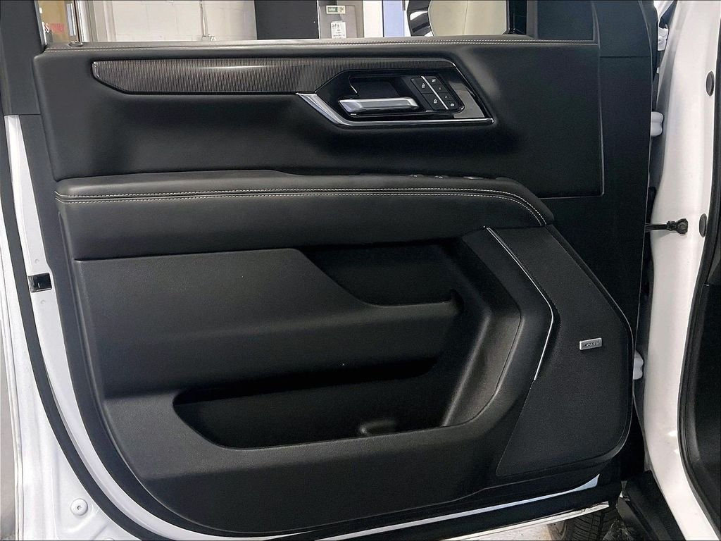 Used 2025 White GMC Elevation image 9