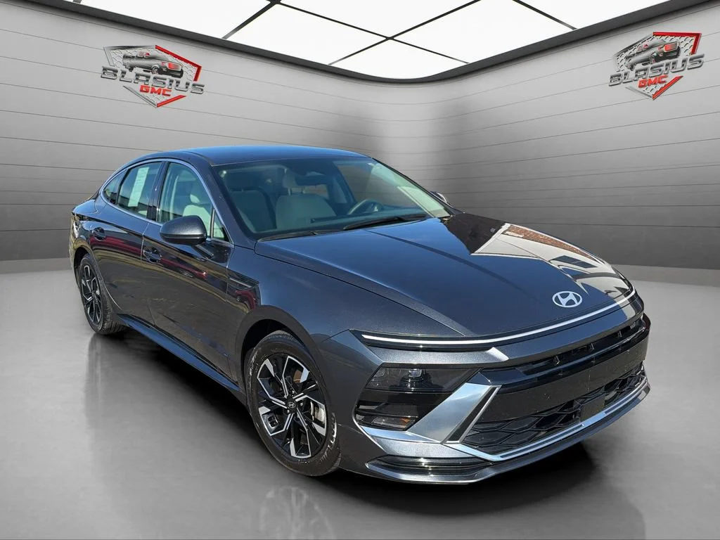 Used 2025 Gray Hyundai SEL image 7