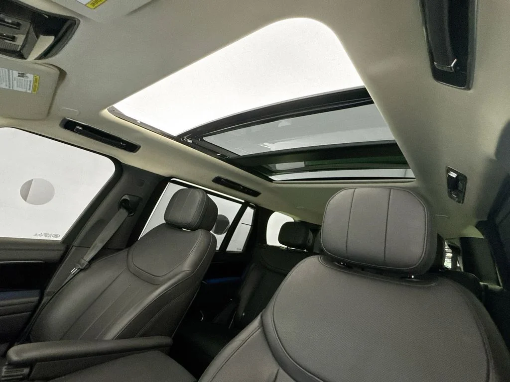 Used 2023 White Land Rover SE image 22