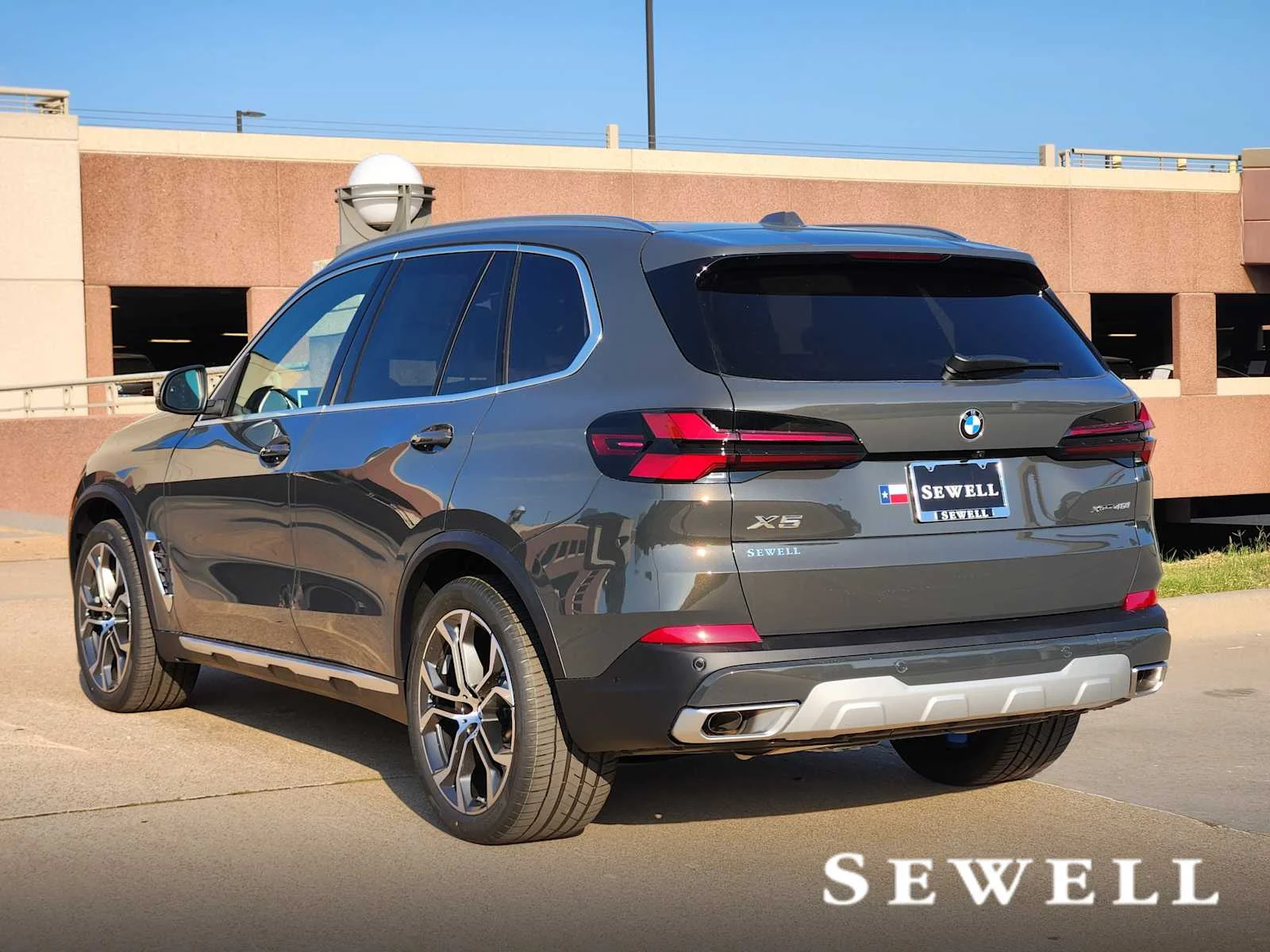 New 2026 Dravit Grey Metallic BMW xDrive40i image 3