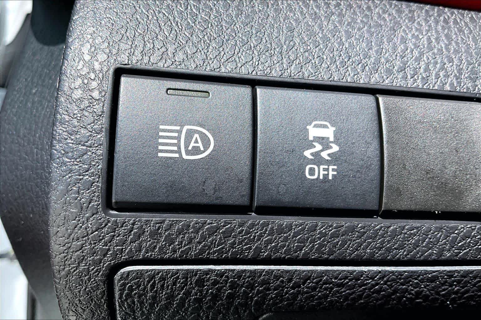 Used 2021 Wind Chill Pearl Toyota XSE image 34