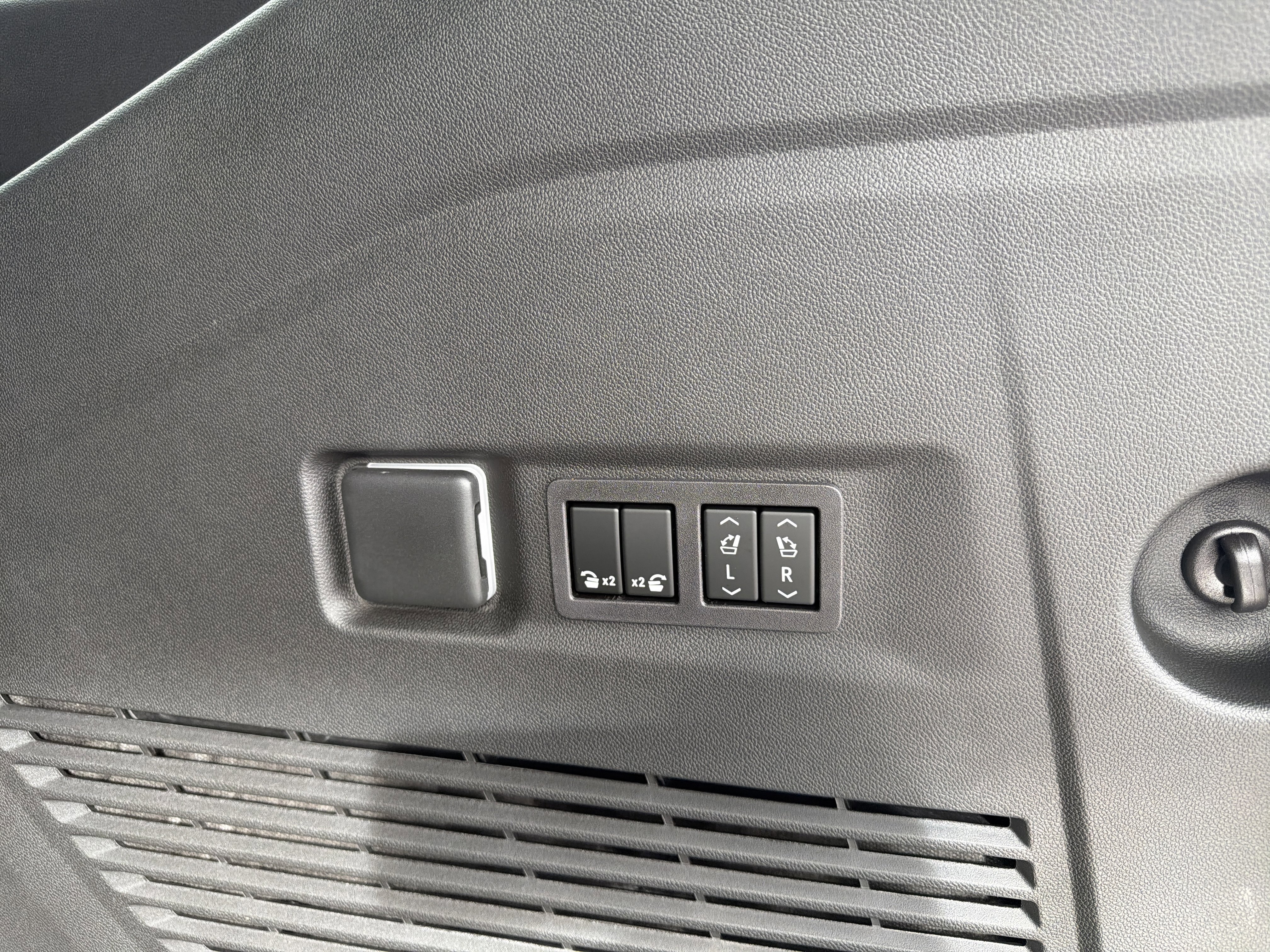 2026 Chevrolet Suburban Premier - Photo 10