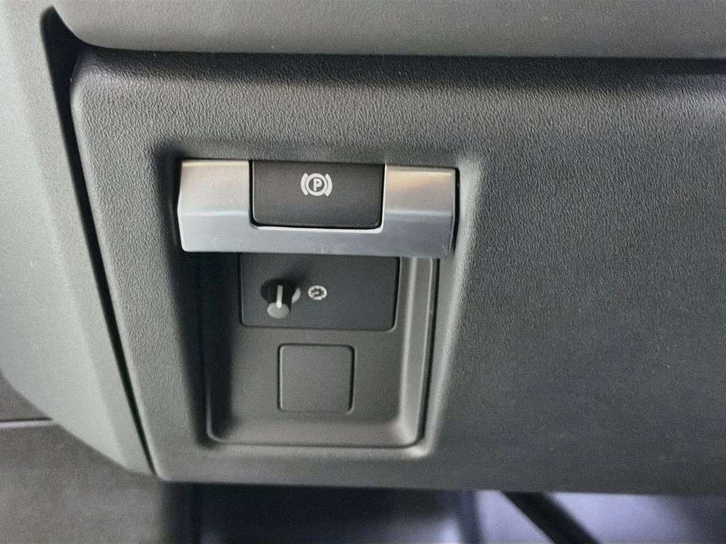 New 2026 Sedona Red Land Rover X-Dynamic SE image 10
